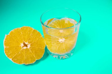 turuncu, turuncu içkiyle açık bir bardak limonata
