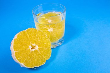 turuncu, turuncu içkiyle açık bir bardak limonata