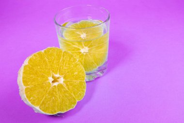 turuncu, turuncu içkiyle açık bir bardak limonata