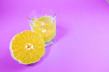 turuncu, turuncu içkiyle açık bir bardak limonata