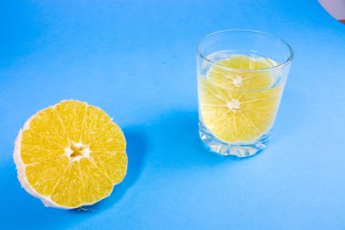 turuncu, turuncu içkiyle açık bir bardak limonata