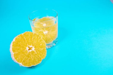 turuncu, turuncu içkiyle açık bir bardak limonata