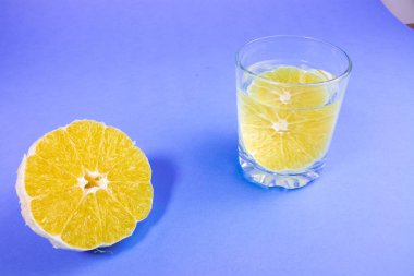 turuncu, turuncu içkiyle açık bir bardak limonata