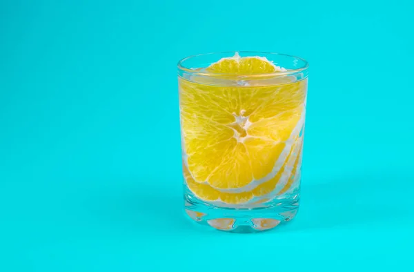 Turuncu Turuncu Içkiyle Açık Bir Bardak Limonata — Stok fotoğraf