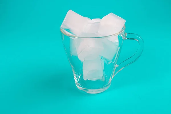 美丽的冰块在一个透明的杯子 — 图库照片