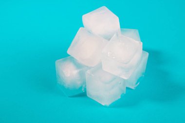 güzel buz küpleri, şeffaf buz