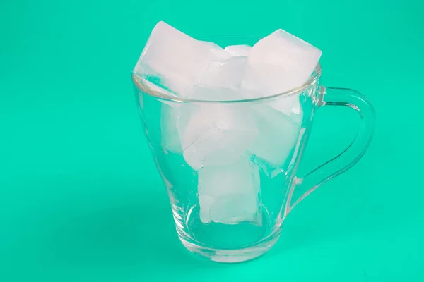 美丽的冰块在一个透明的杯子 — 图库照片