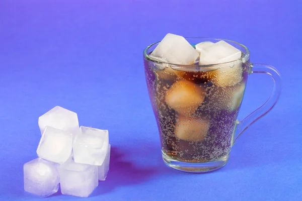 Bebida Carbonatada Negra Con Cubitos Hielo Cóctel Frío — Foto de Stock