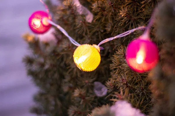 Luzes Natal Bonitas Coloridas Árvore Natal Com Guirlandas — Fotografia de Stock