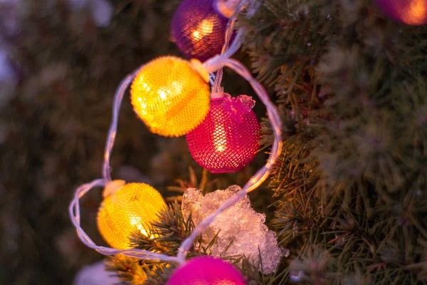 Πολύχρωμο Όμορφα Φωτάκια Χριστουγεννιάτικο Δέντρο Γιρλάντες — Φωτογραφία Αρχείου