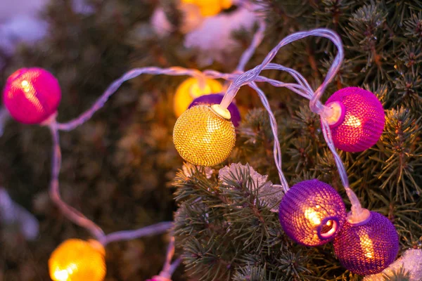 Luces Navidad Hermosas Coloridas Árbol Navidad Con Guirnaldas — Foto de Stock