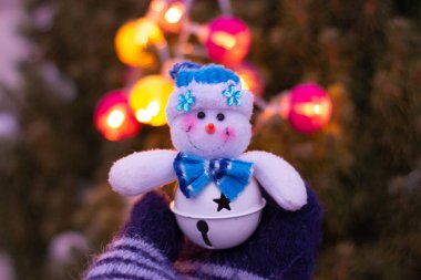 küçük güzel kardan adam ve kış eldiven