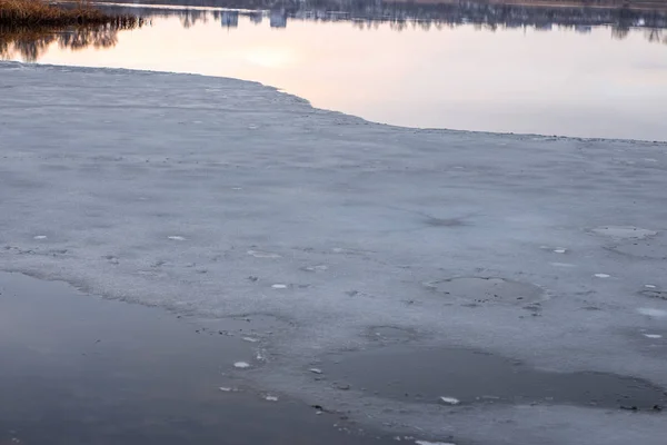 冬天河上的冰 — 图库照片