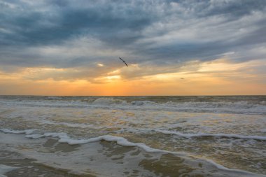 güzel deniz manzarası, deniz ve gökyüzü, dalgalar