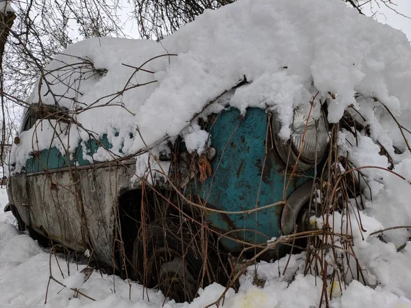 ヴィンテージ車 雪の中車を破壊しました — ストック写真