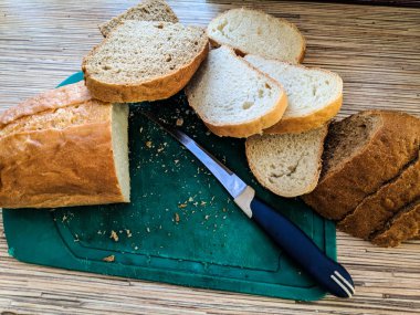 dilimlenmiş ekmek, beyaz ekmek ve bir bıçak