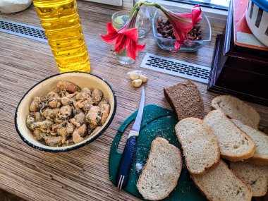 dilimlenmiş ekmek, beyaz ekmek ve bir bıçak