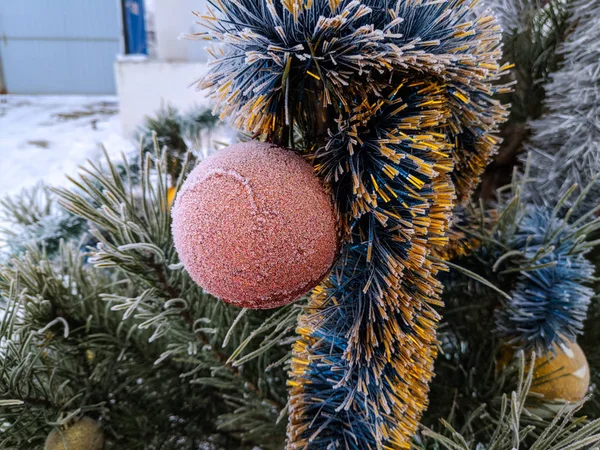 Kerstboom Decoraties Sneeuw Kerstballen Boom Straat — Stockfoto