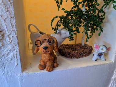 küçük kahverengi köpek heykelcik