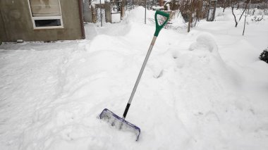 Takas kar üzerinden yolu ile kürek kış sefer kış karlı gün arka plan adamım. Yoğun kar yağışı sırasında yolda kar kürekle adam. Kompozisyon kadar kapatın