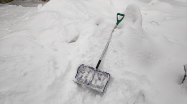 Takas kar üzerinden yolu ile kürek kış sefer kış karlı gün arka plan adamım. Yoğun kar yağışı sırasında yolda kar kürekle adam. Kompozisyon kadar kapatın