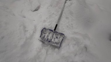 Takas kar üzerinden yolu ile kürek kış sefer kış karlı gün arka plan adamım. Yoğun kar yağışı sırasında yolda kar kürekle adam. Kompozisyon kadar kapatın