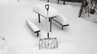 Takas kar üzerinden yolu ile kürek kış sefer kış karlı gün arka plan adamım. Yoğun kar yağışı sırasında yolda kar kürekle adam. Kompozisyon kadar kapatın