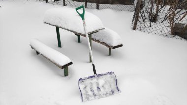 Takas kar üzerinden yolu ile kürek kış sefer kış karlı gün arka plan adamım. Yoğun kar yağışı sırasında yolda kar kürekle adam. Kompozisyon kadar kapatın