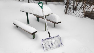 Takas kar üzerinden yolu ile kürek kış sefer kış karlı gün arka plan adamım. Yoğun kar yağışı sırasında yolda kar kürekle adam. Kompozisyon kadar kapatın