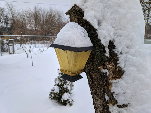 雪背景老式灯的旧塑料手电筒 — 图库照片