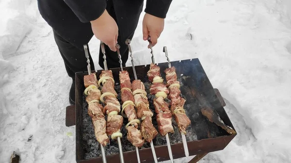 美味的烤肉在火上 在冬天的什什烤肉串 烹饪肉 — 图库照片