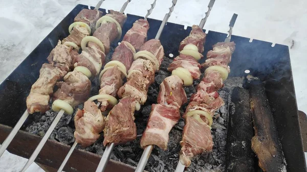 yanıyor, şiş kebap kışın, et pişirme lezzetli ızgara et
