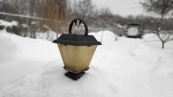 Oude Plastic Zaklamp Sneeuw Achtergrond Vintage Lamp — Stockfoto