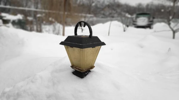 Oude Plastic Zaklamp Sneeuw Achtergrond Vintage Lamp — Stockfoto