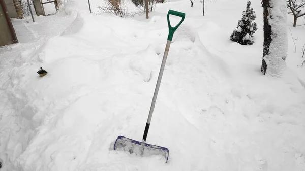 Man Clearing Sneeuw Van Pad Met Shovel Winter Tijd Winter — Stockfoto