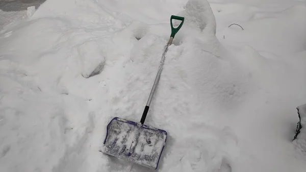 Man Rensar Snö Från Sökvägen Med Spade Vinter Tid Vintern — Stockfoto