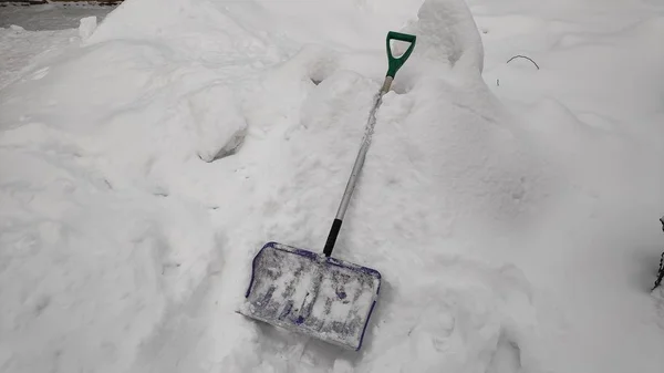 Man Rensar Snö Från Sökvägen Med Spade Vinter Tid Vintern — Stockfoto