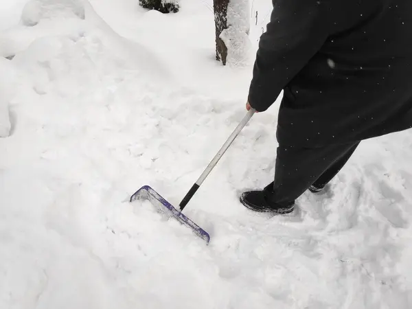 Man Clearing Sneeuw Van Pad Met Shovel Winter Tijd Winter — Stockfoto
