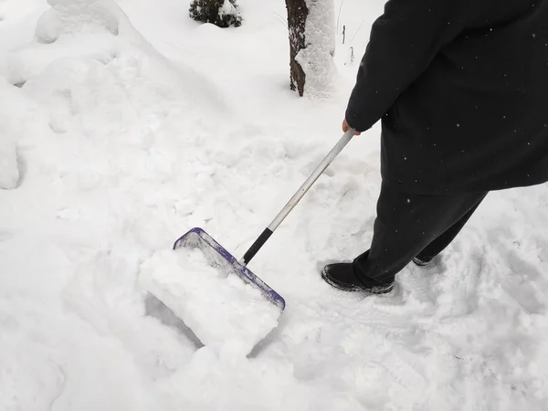 Man Clearing Sneeuw Van Pad Met Shovel Winter Tijd Winter — Stockfoto