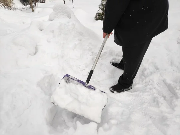 Man Clearing Sneeuw Van Pad Met Shovel Winter Tijd Winter — Stockfoto