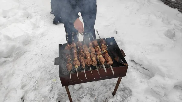 Вкусное Мясо Гриле Огне Шашлык Зимой Приготовление Мяса — стоковое фото