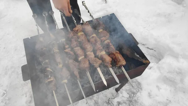 Νόστιμα Ψητά Κρέατα Στη Φωτιά Σουβλάκι Χειμώνα Μαγείρεμα Κρέατος — Φωτογραφία Αρχείου