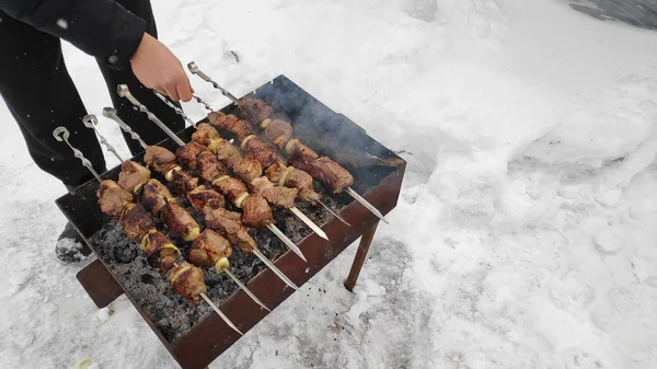 Yanıyor Şiş Kebap Kışın Pişirme Lezzetli Izgara — Stok fotoğraf