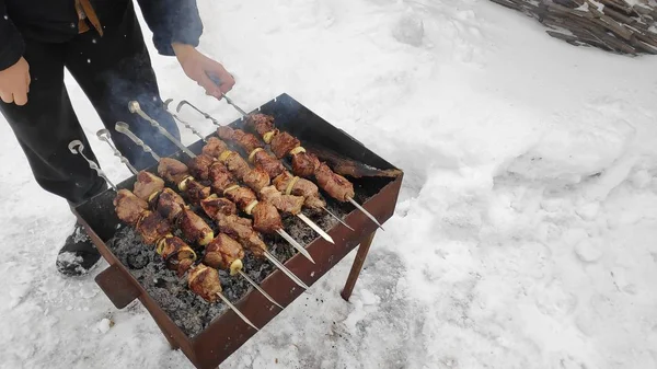 美味的烤肉在火上 在冬天的什什烤肉串 烹饪肉 — 图库照片