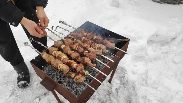 Вкусное Мясо Гриле Огне Шашлык Зимой Приготовление Мяса — стоковое фото