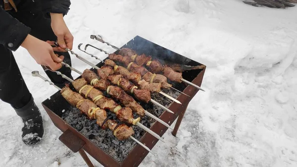 Sabrosa Carne Parrilla Fuego Shish Kebab Invierno Cocinar Carne — Foto de Stock