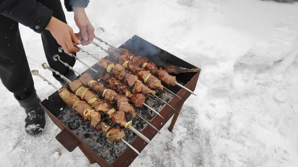 美味的烤肉在火上 在冬天的什什烤肉串 烹饪肉 — 图库照片