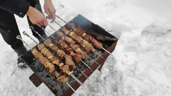 Νόστιμα Ψητά Κρέατα Στη Φωτιά Σουβλάκι Χειμώνα Μαγείρεμα Κρέατος — Φωτογραφία Αρχείου