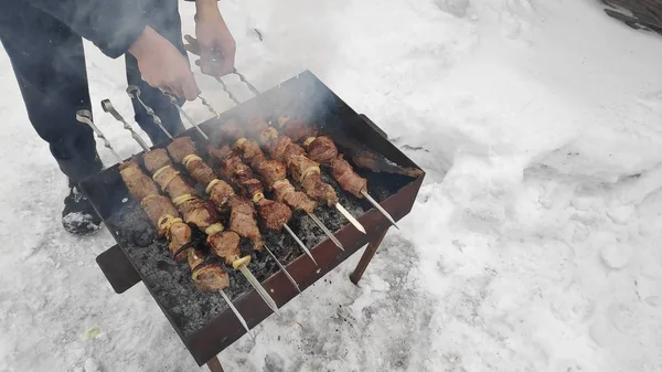 Yanıyor Şiş Kebap Kışın Pişirme Lezzetli Izgara — Stok fotoğraf