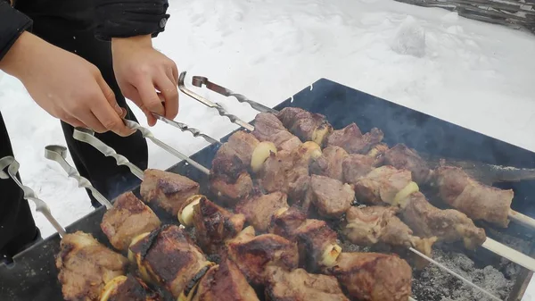 Yanıyor Şiş Kebap Kışın Pişirme Lezzetli Izgara — Stok fotoğraf